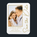 Spara datum Vit Guld Snyggt Modern Bröllop Magnet<br><div class="desc">Spara Snyggten Date White Guld Script Modern Bröllopskort har en vit bakgrund med anpassningsbarnas foto. Anpassa texten genom att redigera texten i de angivna textrutorna. Designad för dig ©Evco Studio www.zazzle.com/store/evcostudio</div>