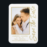 Spara datum Vit Guld Snyggt Modern Bröllop Magnet<br><div class="desc">Spara Snyggten Date White Guld Script Modern Bröllop Magnets har en vit bakgrund med anpassningsbarnas foto. Anpassa texten genom att redigera texten i de angivna textrutorna. Designad för dig ©Evco Studio www.zazzle.com/store/evcostudio</div>