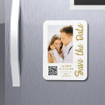 Spara datum Vit Guld Snyggt Modern bröllopsdag Magnet<br><div class="desc">Spara Snyggten Date White Guld Script Modern Bröllop Magnets har en vit bakgrund med anpassningsbarnas foto. Anpassa texten genom att redigera texten i de angivna textrutorna och lägga till webbadressen för anpassningsbarna QR-kod. Designad för dig ©Evco Studio www.zazzle.com/store/evcostudio</div>