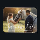 spara datumet för fotot med vit handskrift bröllop magnet<br><div class="desc">elegant spara datumet när du skriver bröllop-fotot med handskrift</div>