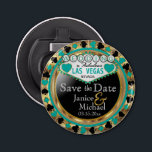 Spara datumet Las Vegas - Teal Flasköppnare<br><div class="desc">Flaska-öppnare. Gifta sig du snart? En roligt och ett unikt sätt att tillkännage era bröllop-planer. Spara datum för redot som öppnar Bröllop i Flaska för att du ska kunna anpassa dig. Med ord "Save the Date" i Las Vegas Stil i faux metallic guld, teal and black design. 📌 Om du...</div>