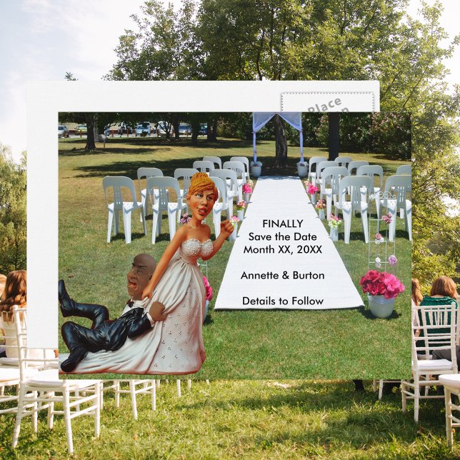 Spara datumet Roligt interracialt par 2 Meddelande Vykort (Finally Save the Date Funny Interracial Couple 2 Announcement Postcard)