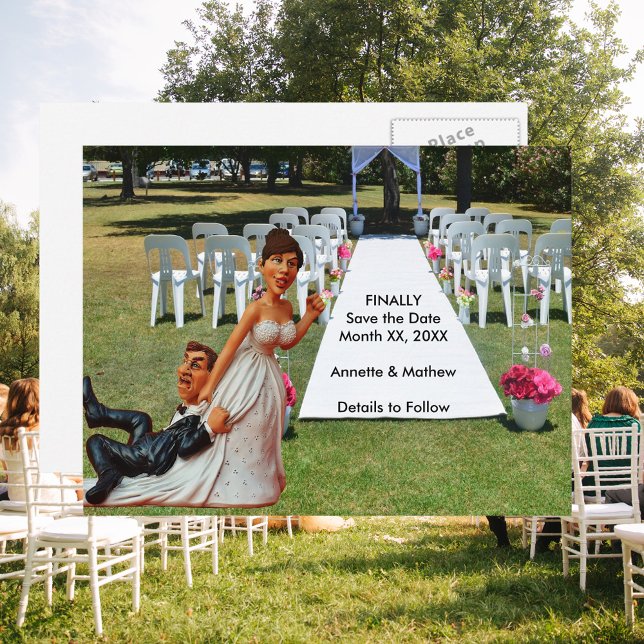 Spara datumet till slut Roligt par med brunt hår Meddelande Vykort (Finally Save the Date Brown Hair Funny Couple Announcement Postcard)