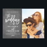 Spara datumfoto för chicen Hand Letted Chalkboard Spara Datumet<br><div class="desc">Den här eleganten och det moderna fotot som används för att spara datumkortet har ett vackert penselskript i en faux-kritbakgrund. Besök butiken för att se resten av samlingen från Chicen Typography Guld Suite.</div>