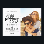 Spara datumfoto med chic hand spara datumet<br><div class="desc">Den här eleganten och det moderna fotot som sparar datumkortet har ett vackert penselskript i svart. Besök butiken för att se resten av samlingen från Chic Typography-sorten.</div>