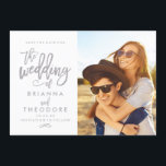 Spara datumfoto med chic hand spara datumet<br><div class="desc">Den här eleganten och det moderna fotot som sparar datumkortet har ett vackert penselskriptteckensnitt i en elegant grått. Besök butiken för att se resten av samlingen från Chic Typography-sorten.</div>