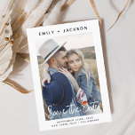 Spara datumfoto med eleganten Skript Spara Datumet<br><div class="desc">Modern och Elegant Handskriven Porträtt-Lodrät-foto Spara datumkortet Bröllop. Datuminbjudan innehåller en typografi för chic och snyggt med en enkel och minimalistisk utformning på en vit bakgrund som du kan lägga till ditt anpassade förlovning-fotografi bild till.</div>