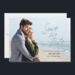 Spara datumfoto med enkel handskriven Vågrät Spara Datumet<br><div class="desc">Det här moderna vågrät sparar datumkortet med ett foto ram som fyller på kortets framsida. "Spara datumet" visas i en handskriven snyggt ovanpå fotot. På baksidan finns anpassningsbar för bröllop webbplats.</div>