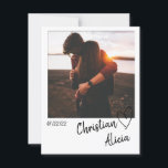 Spara datumfotokortet minimalt spara datumet<br><div class="desc">Vackert minsta bröllop spara datum-kort med foto och modern kalligrafisk typografi. Du kan enkelt ändra valfri biet i texten och ersätta fotot. Om du vill ändra typsnitt,  färg eller något annat designalternativ för inslag,  klicka för att "Anpassa ytterligare".</div>