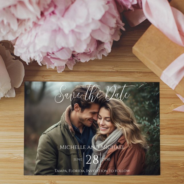 Spara datumfotomallen enkelt datumet (Simple photo Save the Date card with a modern style Wedding date typography. )