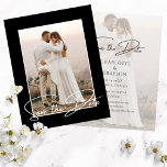 Spara datumfotomeddelandet Snyggt Bröllop Meddelande<br><div class="desc">Spara Snyggten Date Photo Chic Bröllopsinbjudningar Inbjudningskort Announcement Cards innehåller ditt favoritfoto med texten "Save the Date" i modernt,  vitt calligraphy-skript överlägg på framsidan. Lägg till anpassningsbarna Spara datuminformation och ytterligare ett foto. Anpassa genom att redigera texten i textrutorna. Koordinater med produkter från Evco Studio www.zazzle.com/store/evcostudio</div>