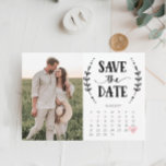 Spara datumkalenderkortet Rustic Land Spara Datumet<br><div class="desc">Grattisar på din förlovning! Se till att alla kan närvara vid ditt stora evenemang med vår vackra russkalender Spara datumet! Klicka på knappen "Anpassa" - och klicka sedan på "Anpassa ytterligare" för att komma igång med layouten! Redigera enkelt kalendern och flytta hjärtat till ditt datum! Denna produkt omfattar bilder som...</div>