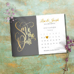 Spara datumkalendern Guld Kärlek Heart Spara Datumet<br><div class="desc">Den här söten sparar datumkortet med en kalender och söt guld kärlek med ett hjärta som belyser ditt speciella datum. Den omvända funktionen hos hjärtkonfetti guld. Designad AV DENSISnotme© ***OM DU VILL FLYTTA HJÄRTAT TILL DITT SPECIELLA DATUM, SE TILL HÖGERNA PÅ PRODUKTBILDEN DÄR DET SÄGER "PERSONALISERA MALLEN". OM DU KLICKAR...</div>