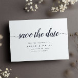 Spara datumkortet för mörk Navy & White Calligraph Spara Datumet<br><div class="desc">Spara datumkorten enkelt och elegant och meddela dina gäster om ditt kommande bröllop i tidlöst stil. Crisp White Card har "sparat datumet" i calligraphy-skriptbokstäver, med namn, datum och plats för bröllop under i klassisk marktypsform. Lägg till ytterligare information, precis som din bröllop webbplats, på motsatt sida med vit text på...</div>