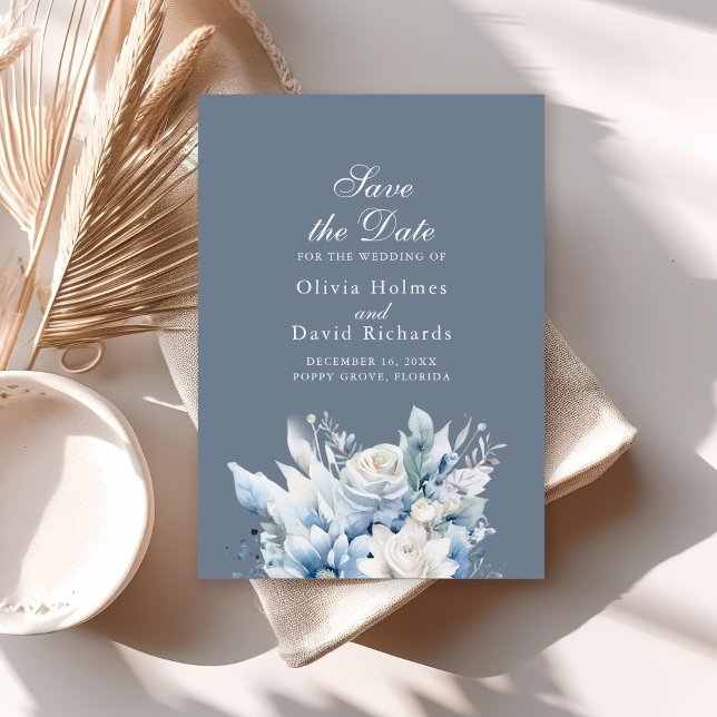 Spara datumkortet i Modern Dusty Blue Wildfower Datumet (Modern Dusty Blue Wildfower Save the Date Card on a sunny neutral boho table.)