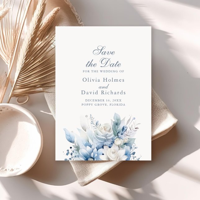 Spara datumkortet i Modern Dusty Blue Wildfower Spara Datumet (Modern Dusty Blue Wildfower Save the Date Card on a sunny boho table.)