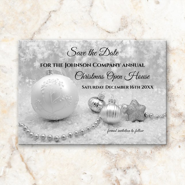Spara datumkortet i silver-julhuset spara datumet (Black and white Save the Date Christmas invitation, featuring silver Christmas baubles in the snow )