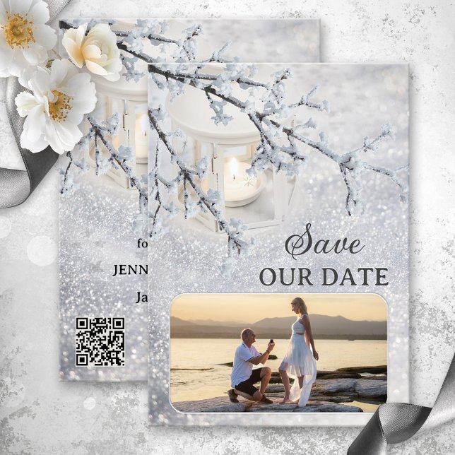 Spara datumkortet med mousserande Snö-fotovinter Spara Datumet (Photo winter wedding Save the Date card featuring a candle lit lantern in sparkling snow - QR code)