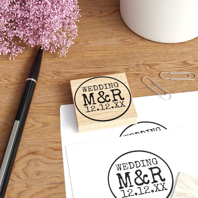 Spara datumskrivskrivarteckensnittet Bröllop Rubbe Stämpel (Add your initials and wedding date to this typewriter font Save the Date rubber stamp)
