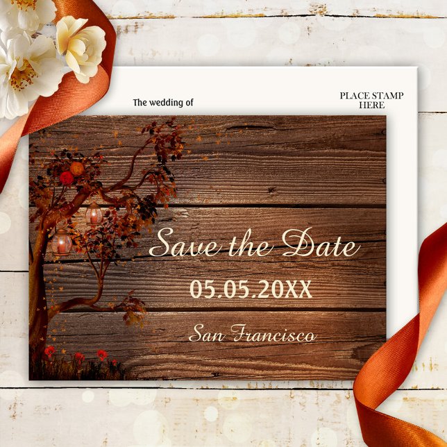Spara datumvykortet hösten Ljus Meddelande Vykort (Save the Date postcard featuring a tree with colorful leaves, roses and lanterns on rustic wood)