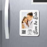 Spara den svarta Snyggten Date White Bröllop Magnet<br><div class="desc">Spara Datumsvartvitt Skriptet Modern Bröllop-magneter med svartvit Snyggt har en vit bakgrund med anpassningsbarna. Anpassa texten genom att redigera texten i de angivna textrutorna och lägga till webbadressen för anpassningsbarna QR-kod. Designad för dig ©Evco Studio www.zazzle.com/store/evcostudio</div>