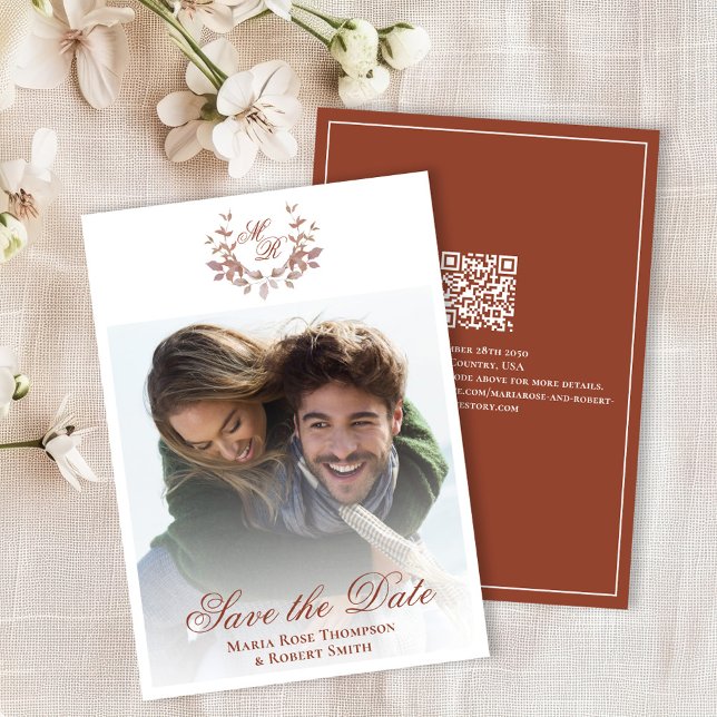 Spara det klassiska fotot för Bröllop i bakgrunden Datumet (Elegant burgundy wine monogram save the date photo card. )