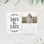 Spara det Rustic-ritade datumkalenderkortet<br><div class="desc">Grattisar på din förlovning! Se till att alla kan närvara vid ditt stora evenemang med vår vackra, roliga kalender Sparar datumet! Klicka på knappen "Anpassa" - och klicka sedan på "Anpassa ytterligare" för att komma igång med layouten! Redigera enkelt kalendern och flytta hjärtat till ditt datum! Denna produkt omfattar bilder...</div>