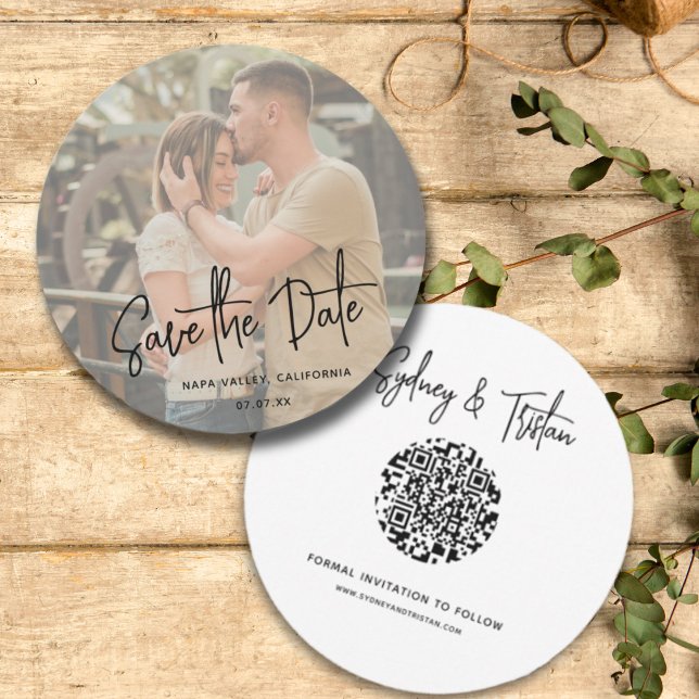 Spara enkelt datumfotomunda QR-kod Bröllop Inbjudningar (Simple Modern Rustic Wedding Photo Save the Date with Round QR Code Feature. Front and Back.)