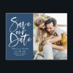 Spara för Blåfärgspenselkalligrafi - vårt datum Meddelande Vykort<br><div class="desc">Blue Watercolor Brush Calligraphy Photo Spara Vårt vykort för datum | Meddelande till familj och vänner din bröllop-dejt med det här anpassadet spara vykortet för datum. Den har handskriven modern kalligrafi i blå bakgrund. Den här snyggten sparar du datumkortet som perfekt för valfri säsong och tema för bröllop. Andra färg...</div>