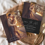 Spara fotot för datum Svartvit Bröllop Flygblad<br><div class="desc">Budgetera Bröllop svartvitt Spara datumkort som har ett foto på framsidan och baksidan. Handskriven Fall,  Höst,  Sommar,  Winter Vår Save the Date-kort innehåller en modern handskriven kursiv skripttypografi som är elegant,  enkel och modern till använda efter att du minimalistiskt enkelt bröllopsdag firande.</div>