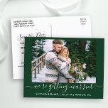 Spara Grönten Gifta sig datumkalligrafi Vykort<br><div class="desc">Modern Trendig Calligraphy-skript par Photo Vi Gifta sig Spara vykort för meddelande om datum Förlovning - Grönt för skog</div>