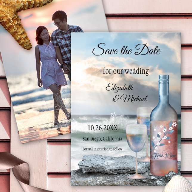 Spara inbjudan till Anpassningsbarna Datumpaket -  (Photo Save the Date invitation with a painting of a wine bottle with two glasses at the beach)