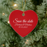 Spara meddelandet Date red personligt bröllp Julgransprydnad Keramik<br><div class="desc">Spara datum,  anpassningsbar,  skripttext Bröllop Announcement eart Ceramic Ornament. Vit text,  röd bakgrund. Finns i många alternativ.</div>