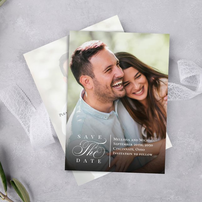 Spara typskriptet Date Photo Elegant Typography Datumet (Save the date photo card with a scannable QR code with calligraphy script. )