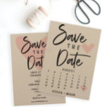 Spara vår datumkalender Modern Rustic Kraft-kort<br><div class="desc">Grattisar på din förlovning! Se till att alla kan närvara vid ditt stora evenemang med vår vackra, roliga kalender Sparar datumet! Klicka på knappen "Anpassa" - och klicka sedan på "Anpassa ytterligare" för att komma igång med layouten! Redigera enkelt kalendern och flytta hjärtat till ditt datum! Se vår video om...</div>