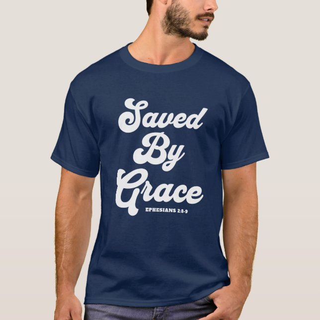 Sparad av Grace Ephesian 2:8-9 Basic Mörk T-Shirt (Framsida)