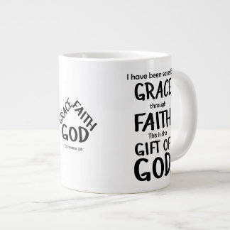 Sparad av Grace genom Faith Black Ephesian 2:8 Jumbo Mugg