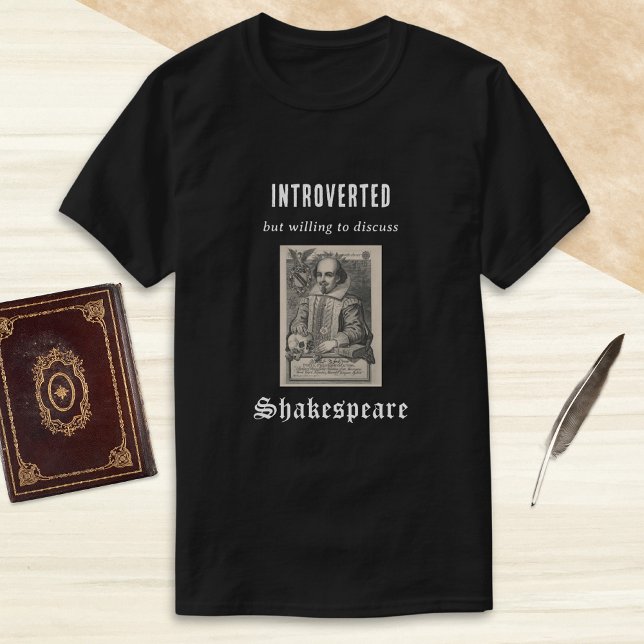 Spårad Shakespeare Bild Humous Funny T Shirt (A funny t-shirt with caption 'Introverted but willing to discuss Shakespeare')