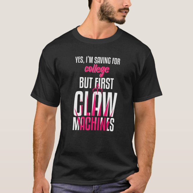 Sparar Till Universitetet Men Först Claw Machine L T Shirt (Framsida)