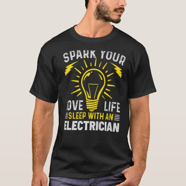 Sparka Kärlek i viloläge med en elproducent T Shirt (Framsida)