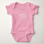 Sparkly Bubly Script Merry Första jul T Shirt<br><div class="desc">Den här snygga texten har en handskriven "merry" och två linjer text. Perfekt för att anpassa sig efter baby i julas. Snälla DM för alternativ färg. Tack för att du besökte min Zazzle-butik!</div>