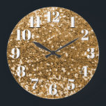 Sparkly Guld Chunky Glitter Stor Klocka<br><div class="desc">Kunky-, sekvin- eller konetti-glitter med oskärpa och faux-gnistra, vita ansikte-nummer för tjock med mörk blått skugga på en anpassningsbar väggklocka för henne. Även om jag inte har angett det här som en mall kan du använda ett eget foto. Du kan ändra färg i texten från klockan ansikte. Texten är en...</div>