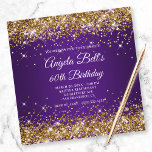 Sparkly Guld Glitter Royal Lila 60:e födelsedagen Inbjudningar<br><div class="desc">En elegant som fick en 60-årsinbjudan till henne. Faux glansig guld glitter med gnistor mot ett royal lila ombre-grafik. Det går att anpassa kalligrafimonogrammet i finare i mitten. All glansig inslag i denna moderna gigantiska design är digital grafik. Du kan överföra den monogrammade designen på framsidan till en matchande liten...</div>