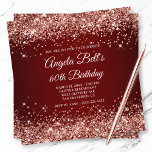 Sparkly Ro Guld Glitter Mörk Red 60:e födelsedagen Inbjudningar<br><div class="desc">En elegant som fick en 60-årsinbjudan till henne. Faux sparkly ro guld glitter glam mot en mörk röd och burgundisk ombre-bild. Det klassiska blomningsmonogrammet för kalligrafi i finare på baksidan kan anpassas eller tas bort om du föredrar det. En underbar födelsedagsfest inbjudan för din styvmamma. All den rosaftiga glittern och...</div>