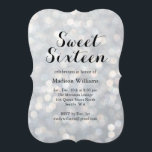 Sparkly Silver Sweet 16 födelsedagsinbjudan Inbjudningar<br><div class="desc">En klassi Sweet 16-födelsedagsinbjudan visas mot en bakgrund av silvery ljus.</div>