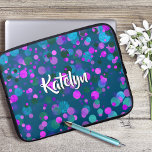 Sparkly teal blue lila confietti-prickar, eget nam laptop fodral<br><div class="desc">Sparkiga turkospolpunkter, lila, rosa och grönt prickar på en mörk teal-bakgrund som är på chicen, det moderna, anpassade namnet neoprene laptop sleeve. Gör en roligt och snyggt påstående varje gång du användor den. Laptop sleeve finns i tre storlekar: 15, 13 och 10 tum. En underbar gåva till en vän, förutom...</div>