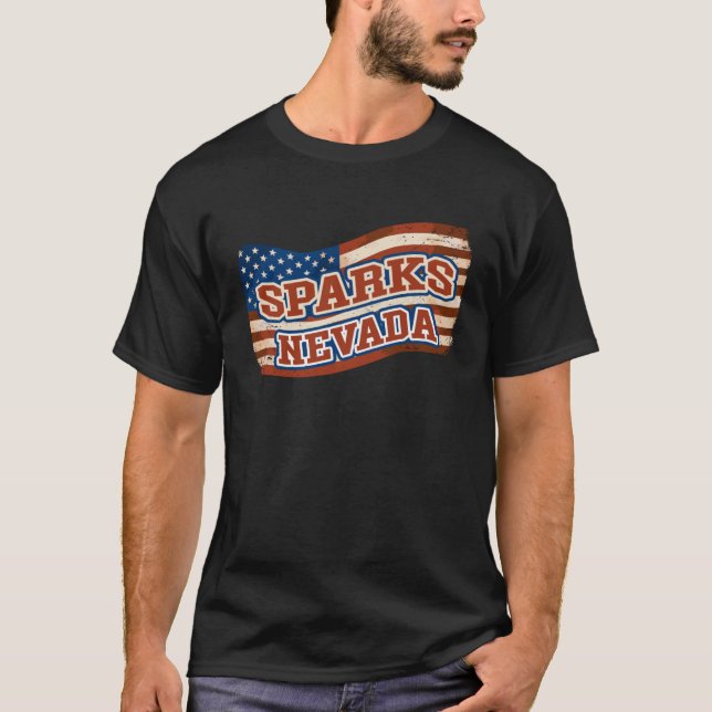 Sparks City Nevada American Flagga T Shirt (Framsida)