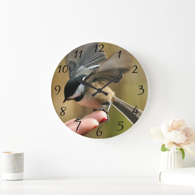 Sparrow landar på min frus hand stor klocka (Hem)