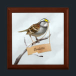 Sparrow Minnesask<br><div class="desc">Vitstrupig sparv (Zonotrichia albicollis) i snö. Små träskivor. Anpassat namn. Perfekt för gåva ge.</div>