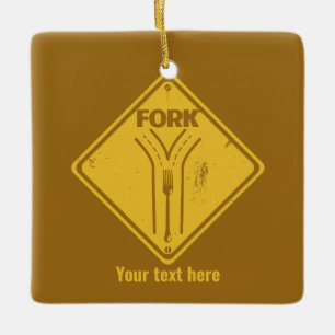 Spårskylt i vägen julgransprydnad keramik